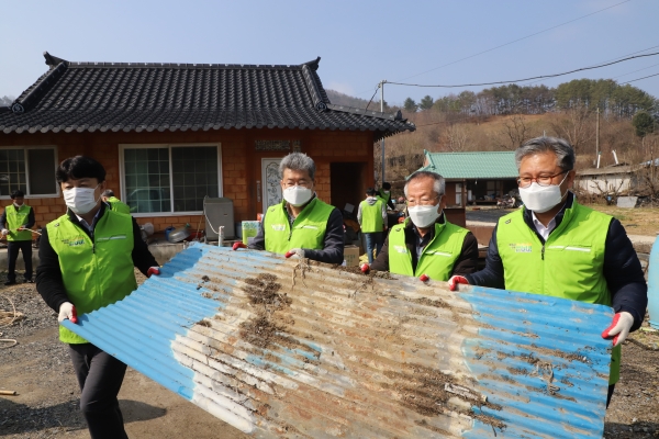 길정섭 본부장(오른쪽), 부리농협 길기흥 조합장(오른쪽 두번째), 금산농협 박상진 조합장(왼쪽 두 번째), 농협금산군지부 양환성 지부장(왼쪽)이 금산군 제원면 길곡리 고령농업인을 찾아 봄맞이 대청소 봉사활동