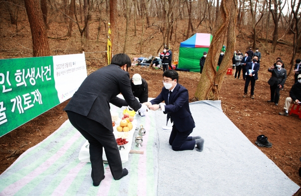 맹정호 서산시장이 성연면 일람리 메지골 일원에서 열린 유해발굴 개토제에서 제례하는 장면