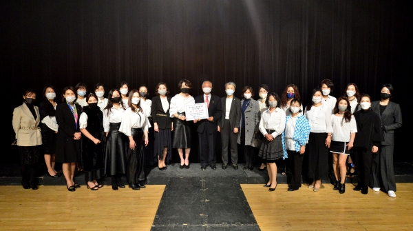 지난 2020년 11월 진행된 ‘50+시니어모델과정’의 패션쇼 기념사진.