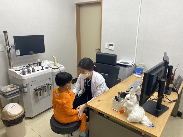 영유아 야간진료센터에서 아이가 진찰받는 장면