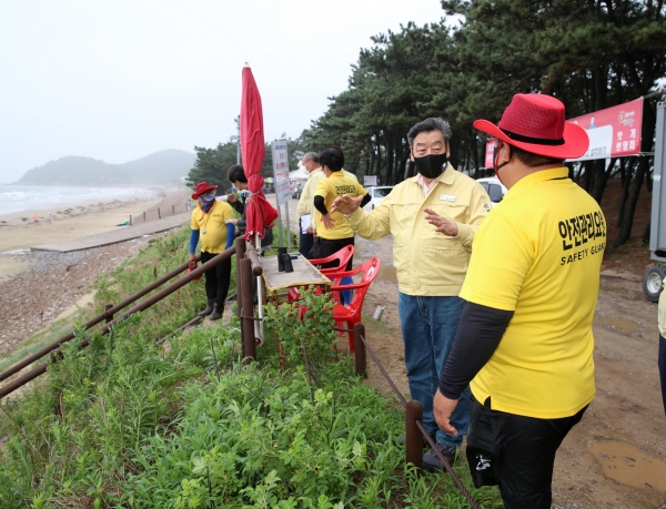 지난해 밧개해수욕장을 점검하고 있는 가세로 태안군수 모습.