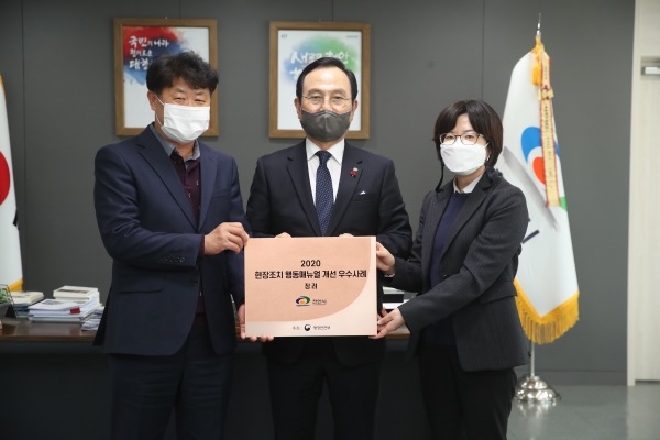 박상돈 천안시장과 직원들이 표창수상 기념사진을 촬영하고 있다.