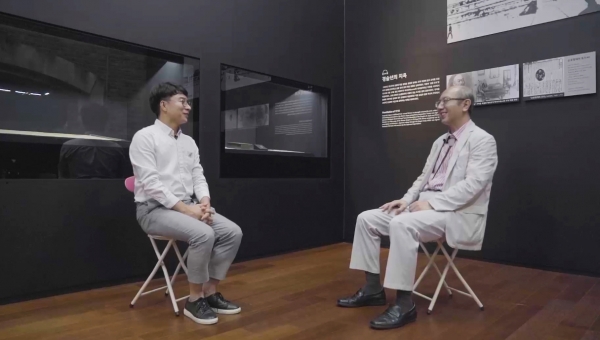 현직교사와 강사의 질의문답 장면