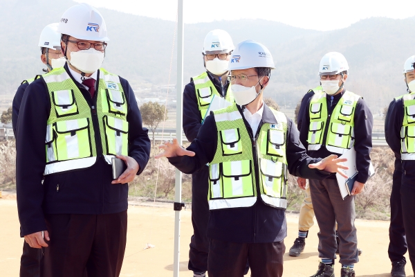 국가철도공단 김한영 이사장(앞줄 우측)이 10일(수) 보성~임성리 3공구 현장에서 공사현황을 점검하고 있다.