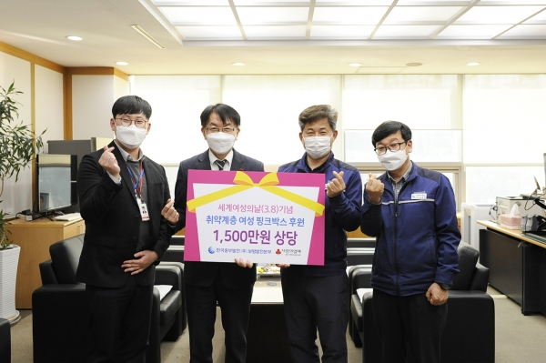 왼쪽부터1. 전승철 충남사회복지공동모금회 사회공헌팀 주임2. 정회영 충남사회복지공동모금회 사무처장3. 김정환 한국중부발전 보령발전본부 경영지원처장4. 김종봉 한국중부발전 보령발전본부 경영지원처 지역협력부장