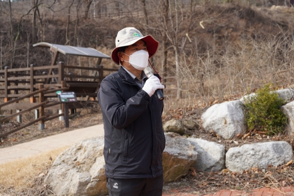 김종연 국립산림치유원장이 11일 경북 영주시 봉현면 산림치유원에서 열린 식목행사에서 인사말을 하고 있다