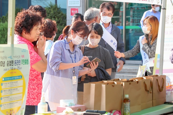 주민참여 어플리케이션 ‘우리동넷’ 홍보 진행 중인 사진