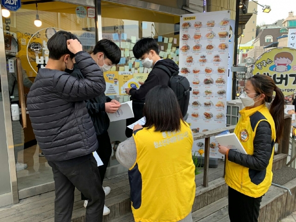 천안시가 경찰서, 청소년유해환경감시단과 합동으로 개학기 청소년유해환경 개선을 위한 합동점검·단속을 펼치고 있다.