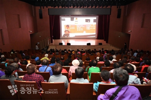 2019년 10월 문해학습자들이 군청 추사홀에서 영화 시인할매를 관람하는 모습