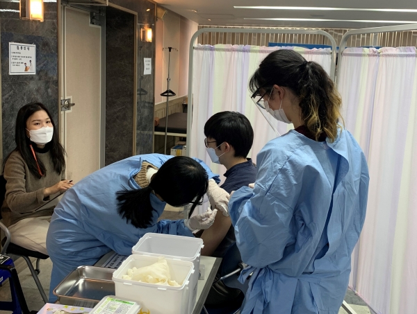 코로나19 1차 대응요원 예방접종 모습