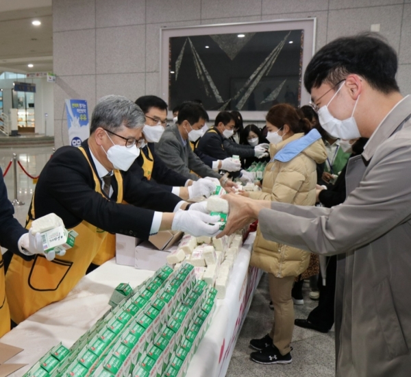 대전시청에서 시청직원들과 백설기데이 행사 개최