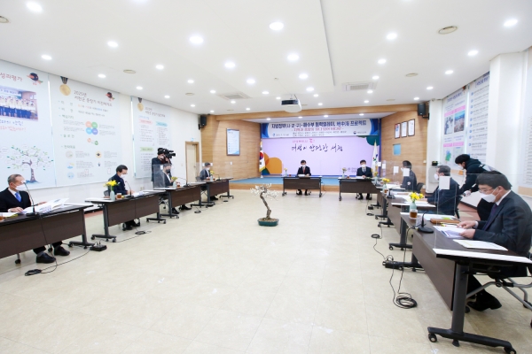 12일 맹정호 서산시장이 서천군청 대회의실에서 열린 지중해 프로젝트 협의회에서 시 해양 정책에 대해 건의하는 장면