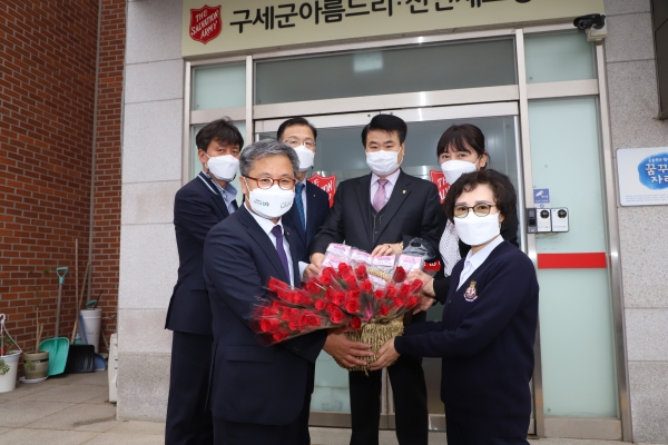 충남세종농협 길정섭 본부장(왼쪽)이 구세군아름드리 천안새소망의 집 박상숙 원장(오른쪽)에게 세계 여성의 날을 맞아 장미꽃과 우리 쌀 빵을 전달하고 있다.