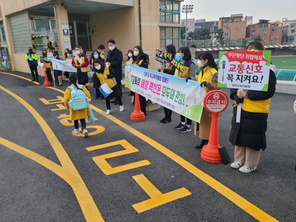 등굣길 학생과 시민 대상 학교폭력예방 캠페인 펼쳐