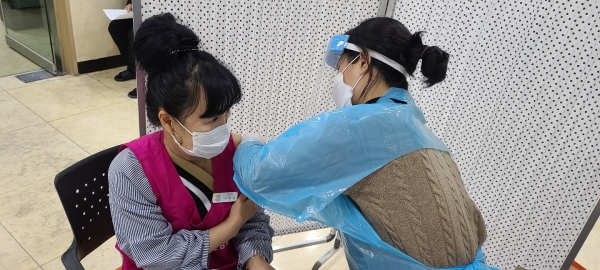 요양원종사자 코로나19 백신 접종 장면