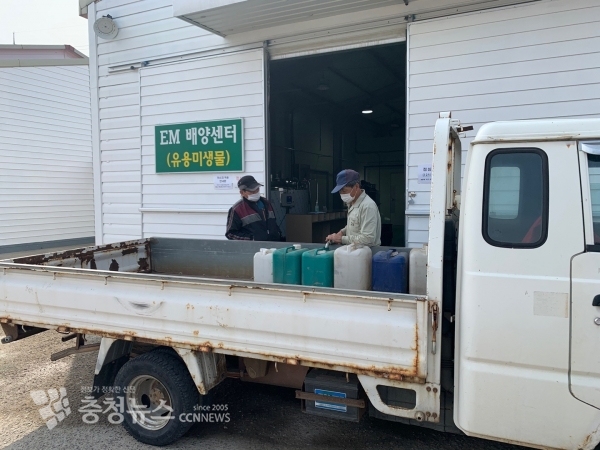 친환경미생물관에서 농업인이 미생물을 받는 모습