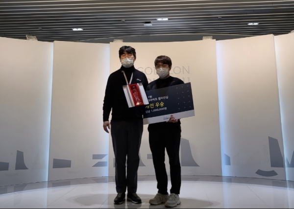 지난 3월 2일, 골프존 GLF(Golfzon Live Festival)를 통해 비대면으로 진행된 제7회 ‘골프라이프’ 캐디 골프 대회 중부사업부 부문에서 개인 우수상을 차지한 (오른쪽) 한경 캐디가 포즈를 취하고 있다.