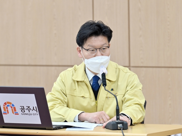 15일 시청 대백제실에서 열린 주간업무보고회 개최 모습