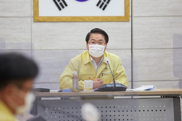 15일 상황실에서 주요업무 및 생활방역대책회의 개최 장면