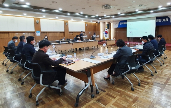 지난 15일 시청 중회의실에서 열린 성과평가위원회 장면