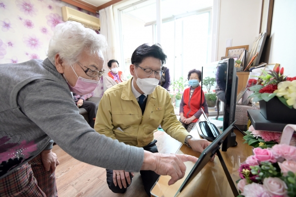 독거노인 스마트 돌봄장비 구축 시연 모습