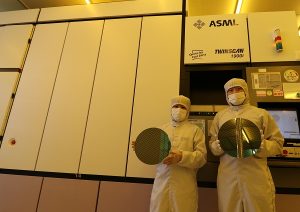 1층청정실(ArF Immersion Scanner 앞에서 연구원이 자체 제작한 40nm 패턴웨이퍼를 선보이고 있다).