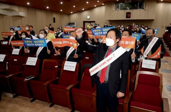 지난 16일 군청 대강당에서 열린 ‘안흥진성 및 태안3대대 토지반환 범군민회 창립총회’ 모습