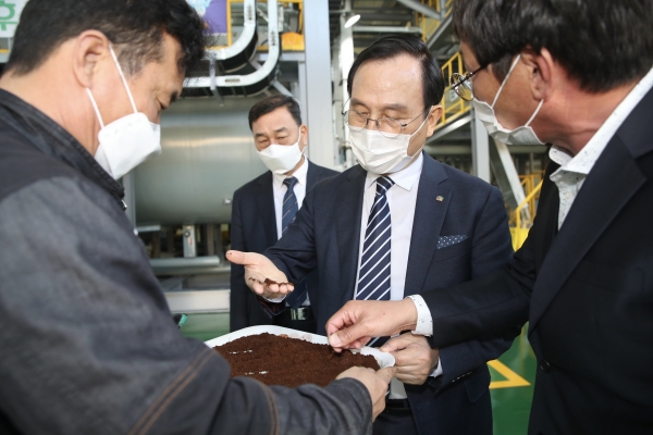 박상돈 천안시장이 지난 16일 음식물류 폐기물 자원화시설을 방문해 음식물류 폐기물 처리 과정을 점검하고 있다.