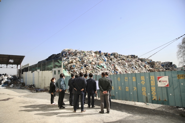 박상돈 천안시장이 지난 16일 시민 민원에 대한 해결방안을 직접 모색하기 위해 성환읍 신가리 일원 불법페기물 반입 민원 현장을 살펴보고 있다.