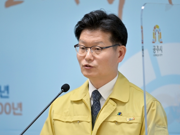 17일 제120차 정례브리핑을 진행 중인 김정섭 시장