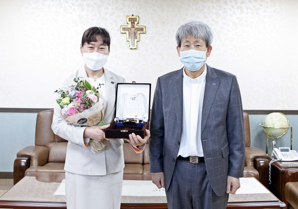 대전성모병원 간호부 김애용팀장, 대전중구청장상 수상(김용남 병원장 대신 전달