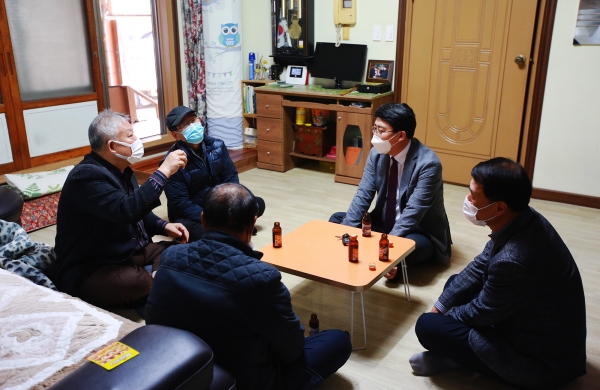 맹정호 서산시장이 3.1절을 맞아 독립유공자 유족을 찾아 위문하는 장면