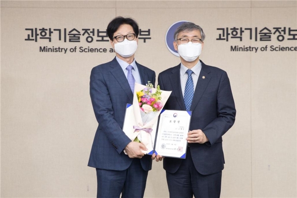 고대식 목원대 IT융합전자공학과 학과장(왼쪽)이 김성수 과기정통부 과학기술혁신본부장으로부터 표창장을 받은 뒤 기념촬영