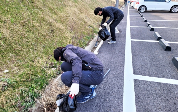 차고지 환경정화활동을 하고 있는 세종도시공사 직원들