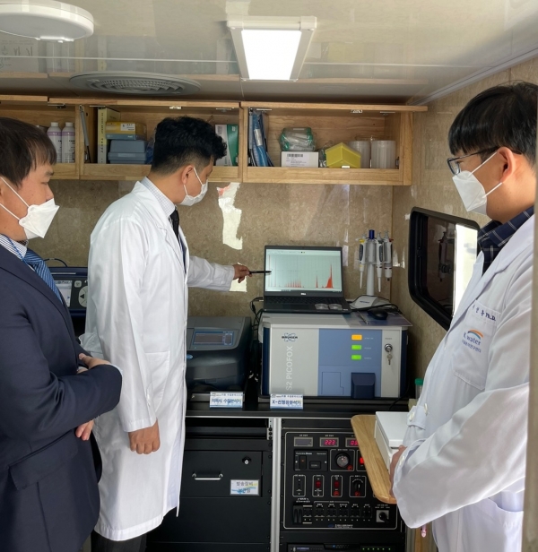 한국수자원공사가 도입한 ‘이동 수질분석시스템’의 시스템 개요 및 시스템을 구성하는 실험장비 등을 소개하고 중금속 및 유기화합물 감지를 위한 실험장비의 시연을 선보였다.