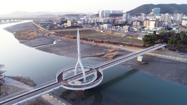 쇗개포구 인도교 주탑 주간 모습