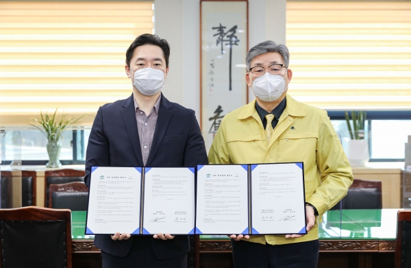 필한방병원 MOU 체결(왼쪽부터 윤제필 병원장, 류재승 단장)