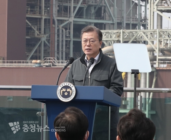 19일 보령화력발전소에서 열린 문재인 대통령의 지역균형뉴딜투어 충남 행사에서 문 대통령이 연설을 하고 있다.