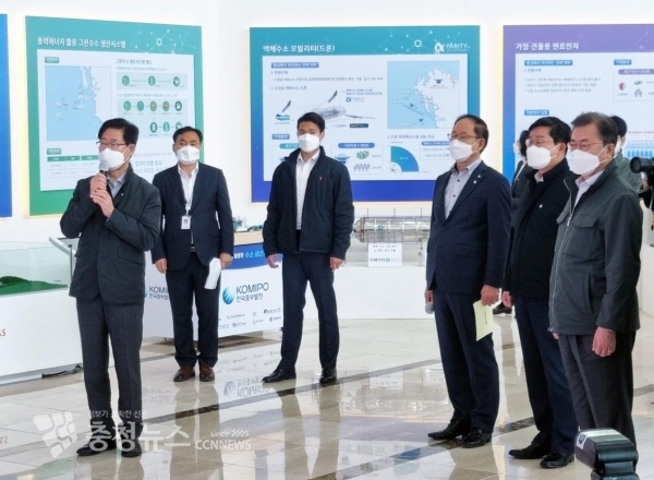 19일 보령화력발전소에서 열린 문재인 대통령의 지역균형뉴딜투어 충남 행사에서 양승조 충남도지사가 ‘충남 에너지 전환, 그린뉴딜 추진전략’을 발표하고 있다.