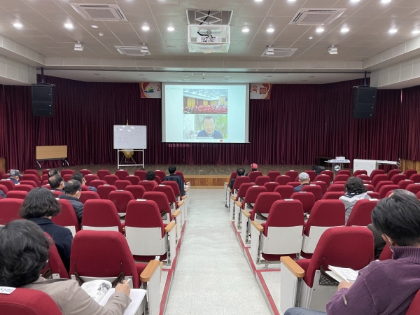 농업기술센터 교육관에서 농업인대학생들이 비대면 교육을 받는 모습