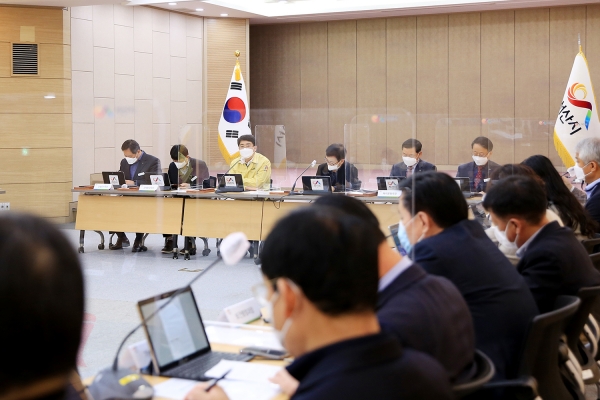 22일 시청 대회의실에서 맹정호 서산시장이 확대간부회의를 주재하는 장면