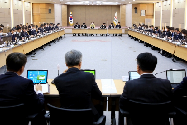 22일 시청 대회의실에서 맹정호 서산시장이 확대간부회의를 주재하는 장면