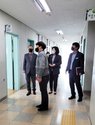 지난 17일 충남교육청과 천안교육지원청이 합동으로 미인가 교육시설  높은뜻 씨앗스쿨 을 방문점검하고 있다.