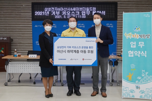 업무협약 체결 후 (왼쪽부터) 유혜영 서부지부장, 오세현 아산시장, 이한관 센터장이 기념사진