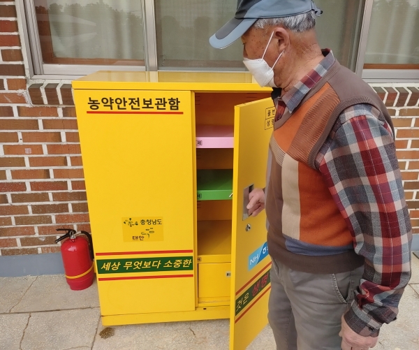 남면 양잠리의 한 농가에 설치된 농약안전보관함.