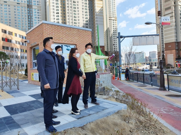 지난 22일 오전 불당동 호수초등학교 일원에서 전만권 부시장과 호수초등학교 교장, 서북경찰서 관계자 등이 어린이 통학로 안전에 대한 개선방안 논의 및 현장점검 실시