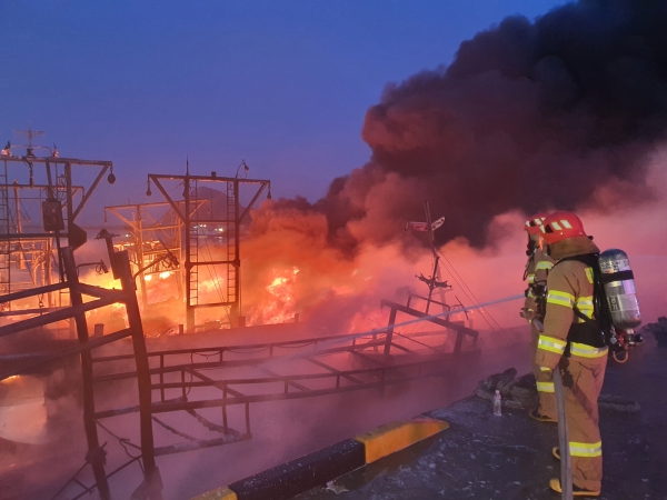 태안군 선박화재 진화 모습(오전6시경)