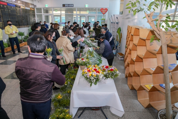 24일 시청 1층 로비에서 꽃에 대한 새로운 가치 창출을 위한 꽃 생활화 문화 확산 홍보·판매 캠페인 진행