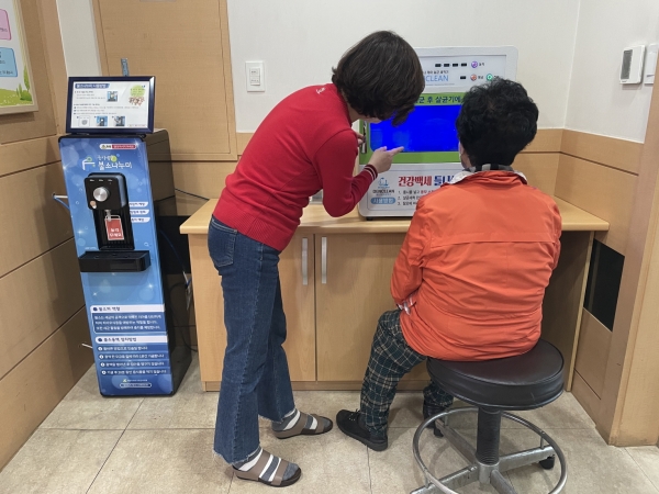 틀니살균세척기 사용법을 설명하고 있다