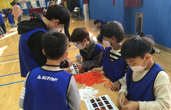 수학나눔학교였던 감성초등학교 학생들이 수학탐구대회에 참여하고 있다.